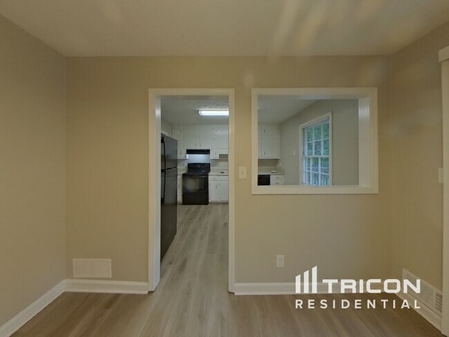 Building Photo - 2561 Falcon Ridge Dr SW