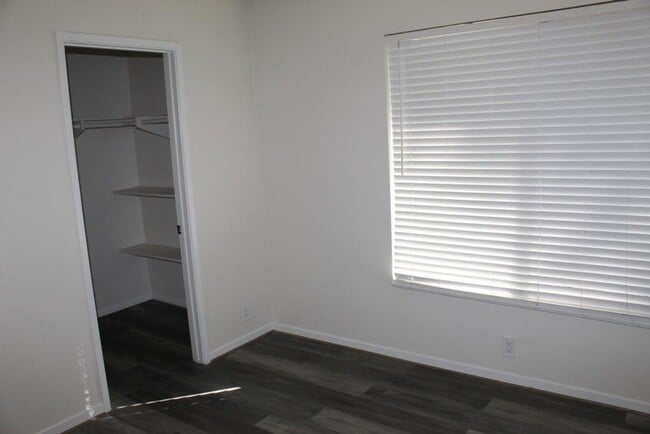 Building Photo - One Story end unit condo 2 Br/1 Ba - Beaco...