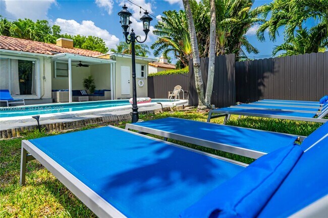 Building Photo - 437 NE 107th St