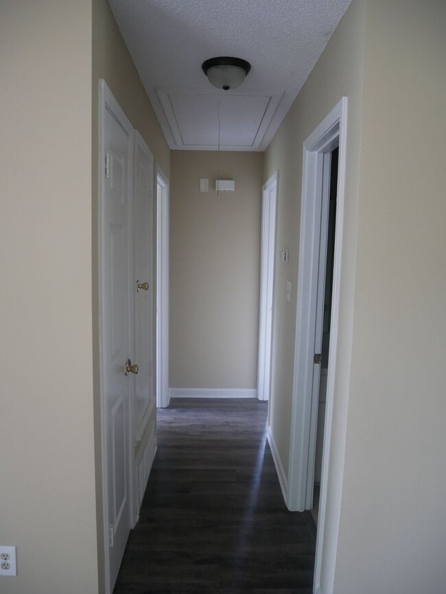 Building Photo - 2885 Waverly Dr