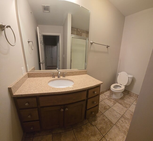 Building Photo - Sophisticated 2-Bedroom Retreat Featuring Soaring Ceilings & Modern Comforts