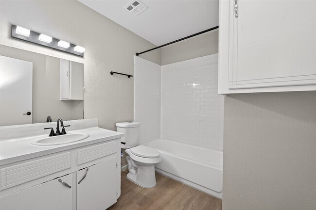 Building Photo - 427 Hollyvale Dr