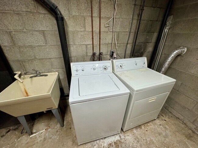 Building Photo - Charming 2 Bed 1.5 Bath in Gibsonia!