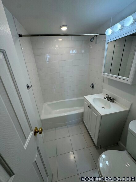 Building Photo - 60 Brattle St