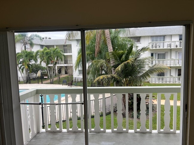 Building Photo - 15225 NE 6th Ave