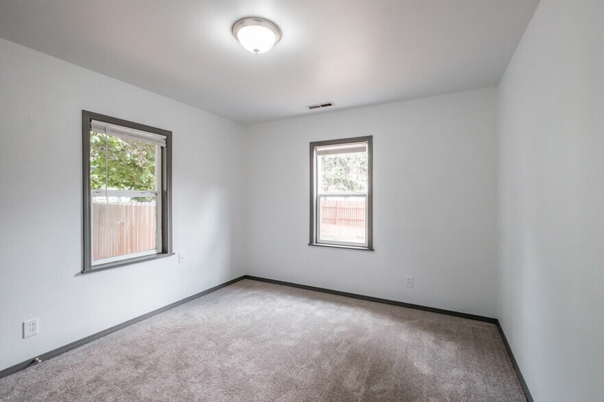 Building Photo - 147 NE Elm St