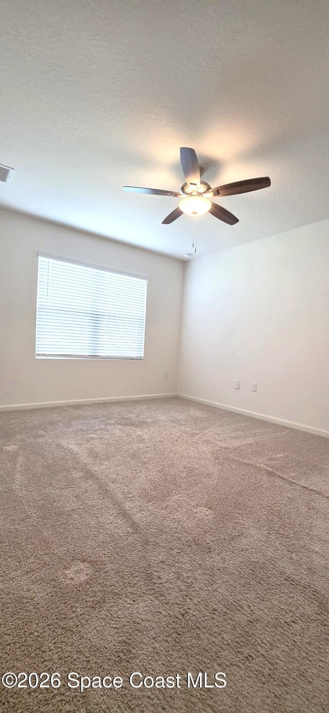 Building Photo - 242 Guinevere Dr SW