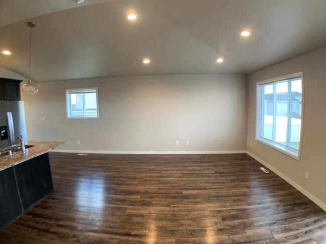 Building Photo - 4 bed 3 bath Single Family Home
