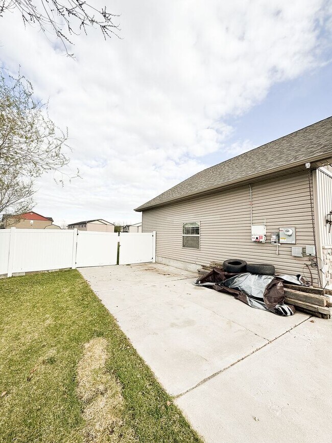 Building Photo - Beautiful Custom Home For Rent In Rexburg!