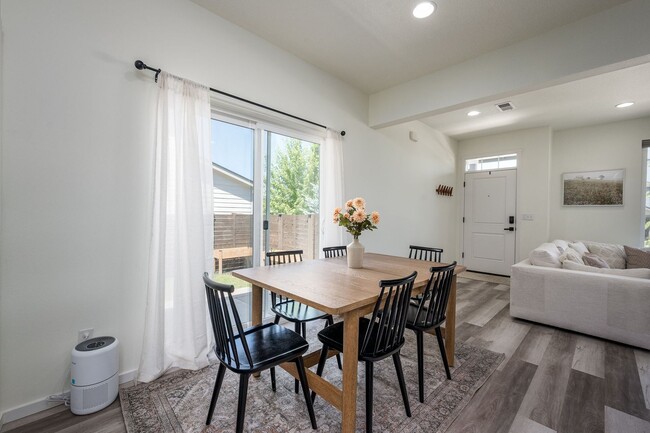 Building Photo - Freshly Updated 3Bed Home: Community Pool ...