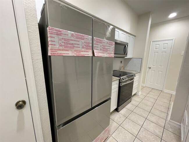 Building Photo - 640 Wilcrest Dr