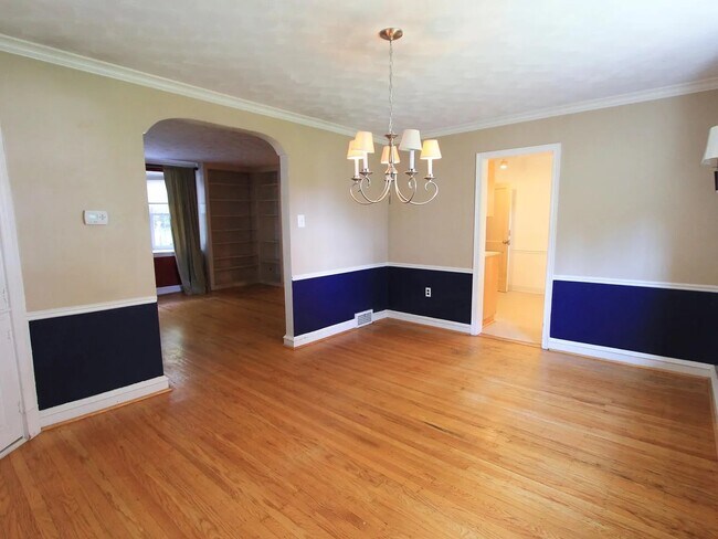 Building Photo - 233 Forrest Ave