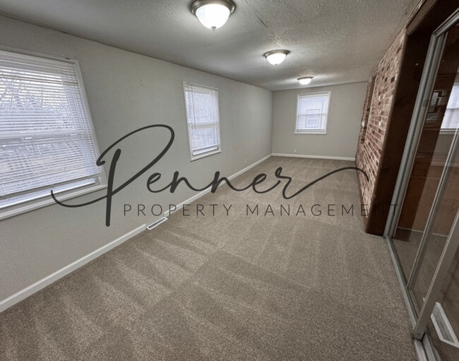 Building Photo - 811 S Hardy Ave