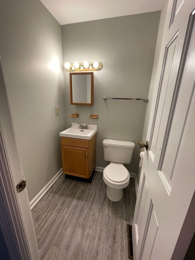 Building Photo - 4-Bedroom Home on the South Side - Available NOW