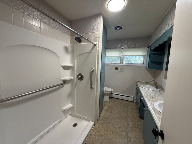 Building Photo - 3BR/2BA/2CarGarage Only A Few Minutes From Everything! Ask About Our Move-In Special!
