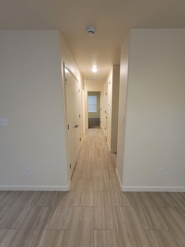 Building Photo - 3 bedroom 2 bath SW Visalia Home