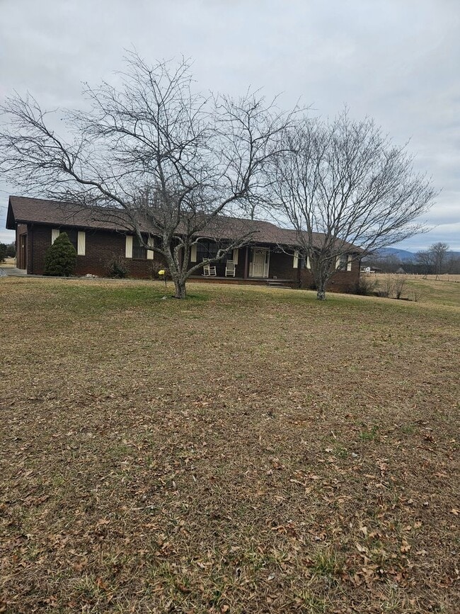 Building Photo - Maryville 37803 - 5 bedroom, 3 bath home - Contact Karen Robertson (865) 454-7626