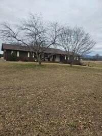 Building Photo - Maryville 37803 - 5 bedroom, 3 bath home - Contact Karen Robertson (865) 454-7626
