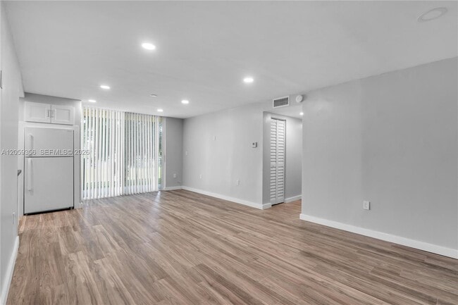 Building Photo - 9320 Fontainebleau Blvd