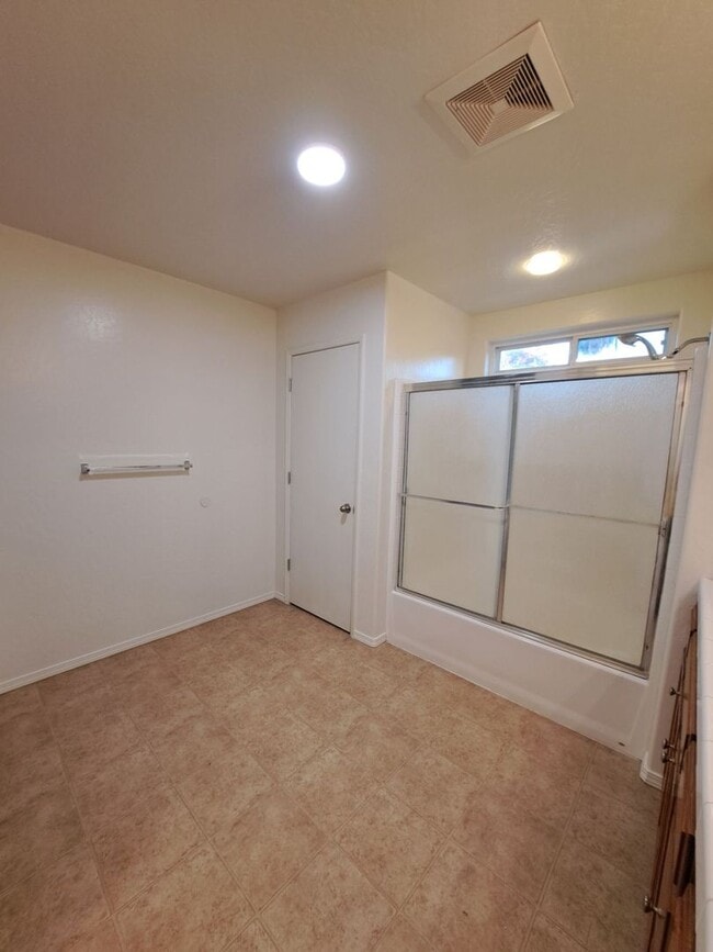 Building Photo - Comfortable Two-Story 4BR Home in Fresno!