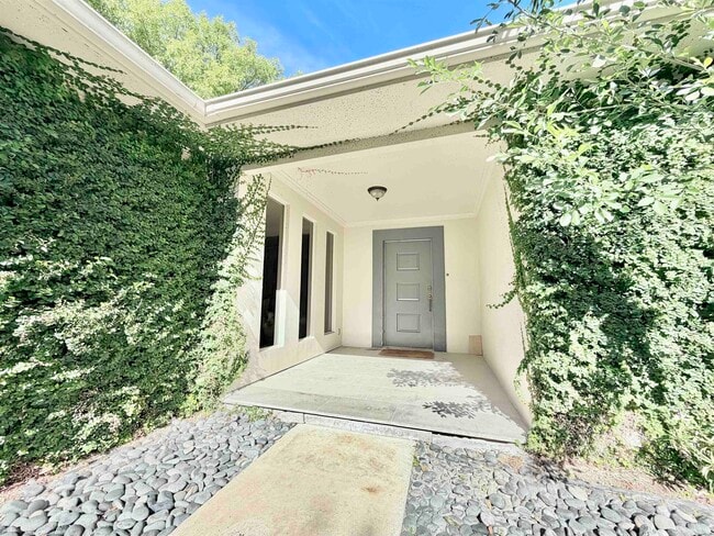 Building Photo - 205 McPherson Dr