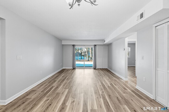 Building Photo - 808 Twin Circle Dr