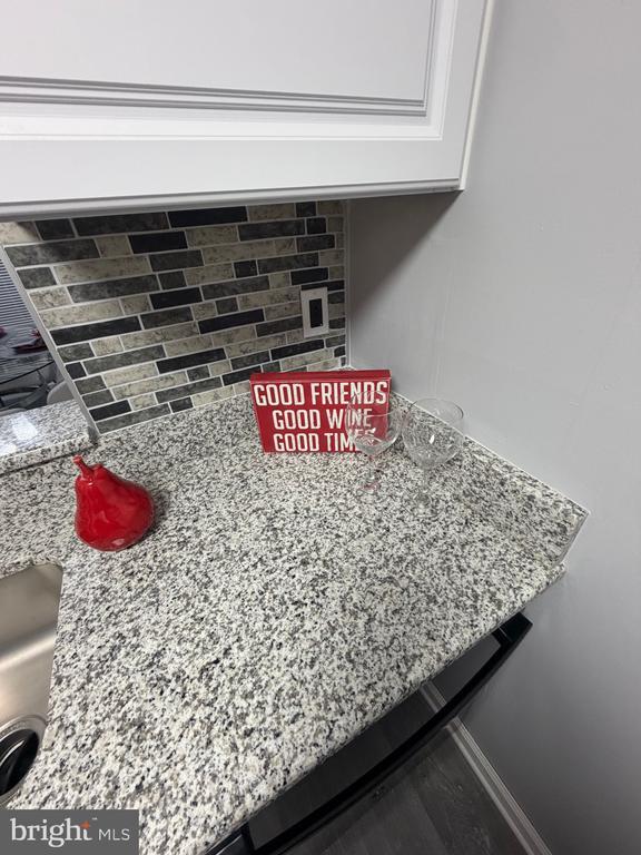 Building Photo - 102 Stonehurst Ct