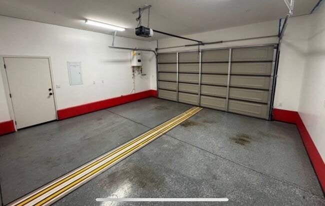 Building Photo - Spacious 3 Bedroom 3 Bath Home