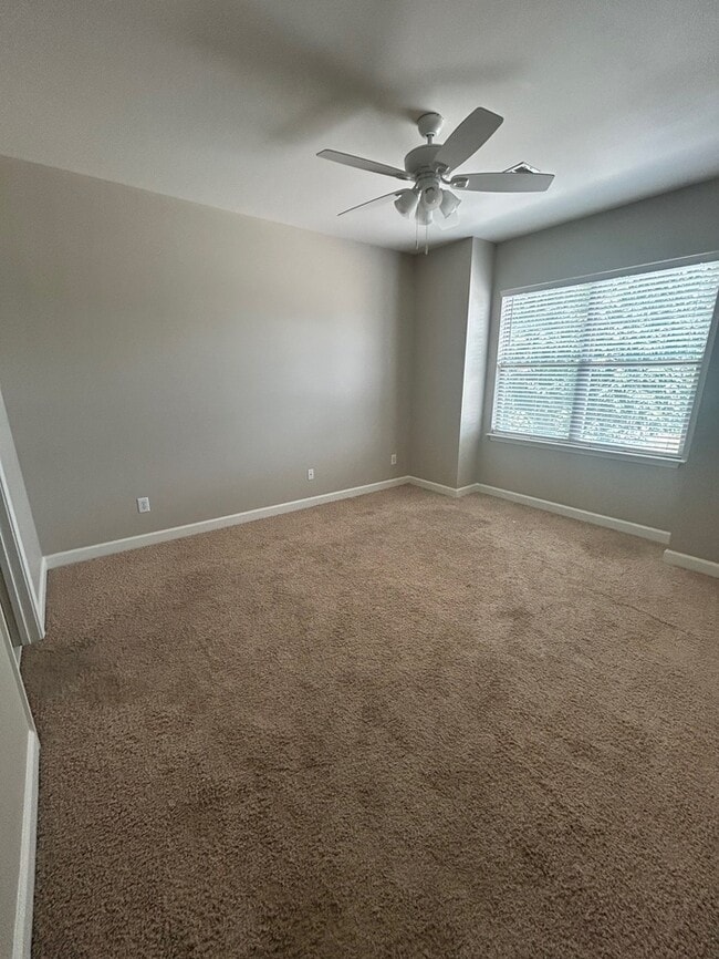 Building Photo - Beautiful 2 Bedroom 2.5 Bath Townhouse inn...