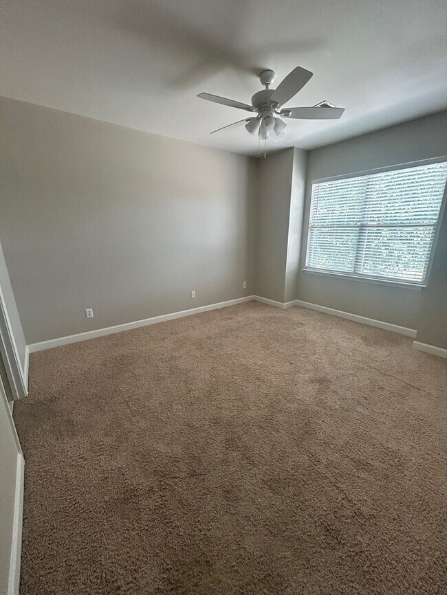 Building Photo - Beautiful 2 Bedroom 2.5 Bath Townhouse inn Prime Nashville Location