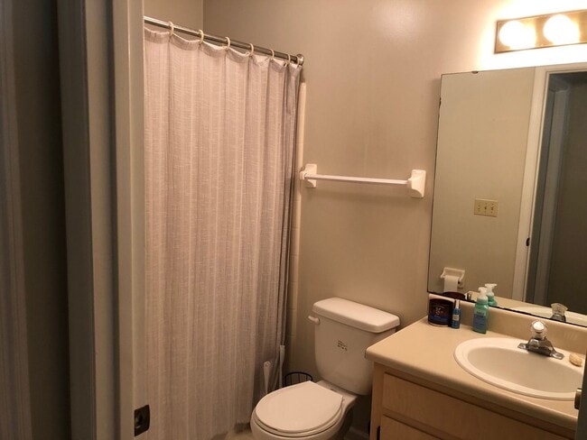 Building Photo - Two Bedroom Townhouse with Fully Fenced Yard and Vinyl Plank throughout!