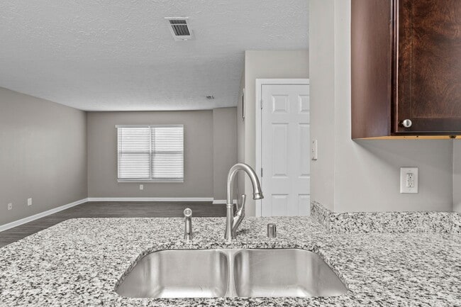 Building Photo - Spacious Cove Springs 3 & 4 Bedrooms