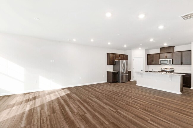 Building Photo - Move-In Ready 4-Bedroom Townhome in Rosedale!
