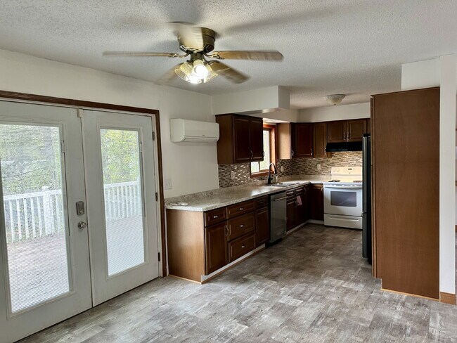 Building Photo - You've found it. This spacious 4-bedroom, 2-bathroom gem in Duluth's Kenwood neighborhood has a l...