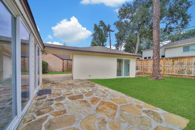 Building Photo - 10042 Briar Forest Dr