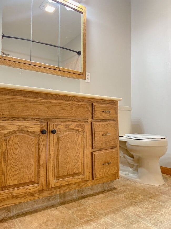 Building Photo - Beautiful 3 bed 1 bath house, over sized driveway, garage and fenced in back yard $1795