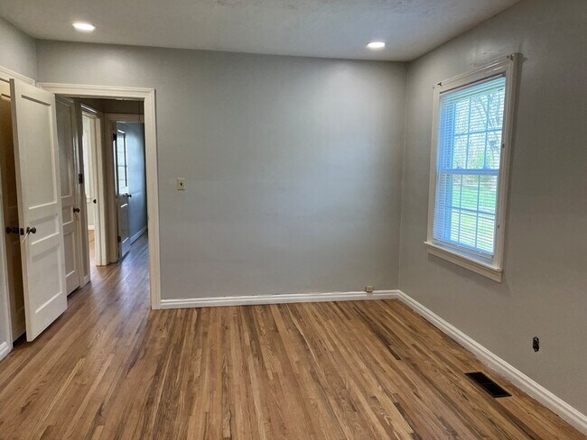 Building Photo - 1602 Kenneth Ave