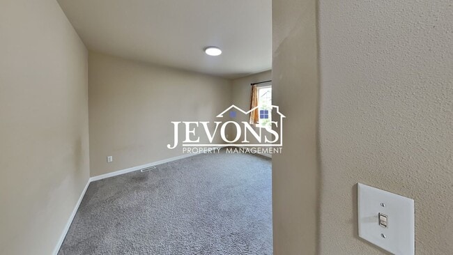 Building Photo - Spacious 5-bedroom home in a great community with 2-car garage, washer and dryer, just minutes fr...