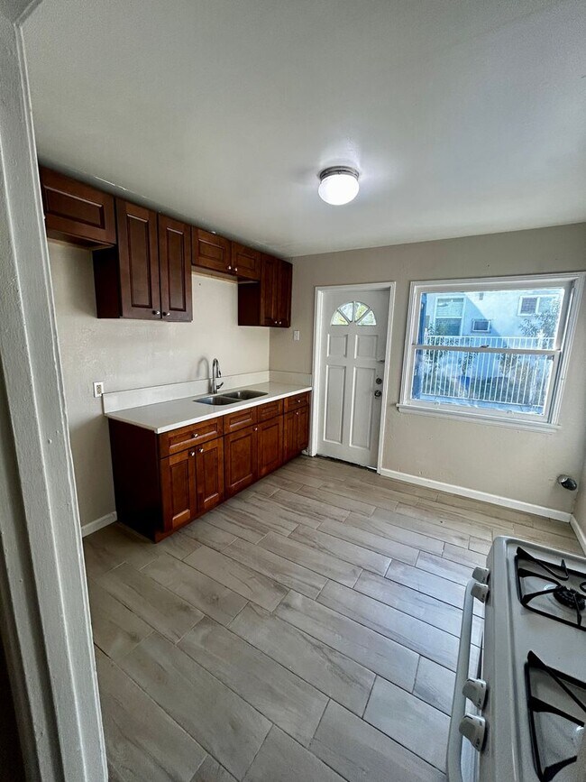 Building Photo - Everest Ave (3925)