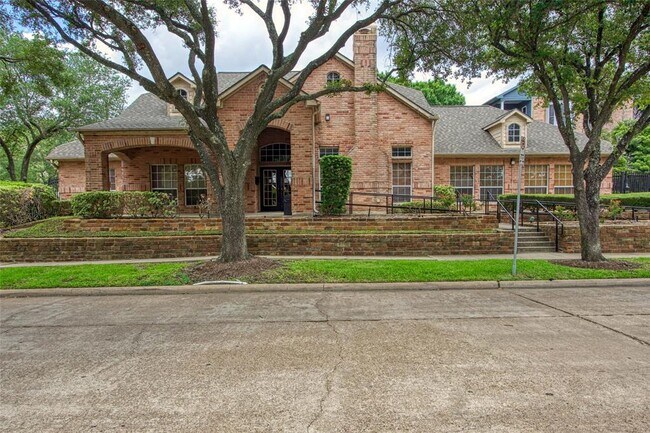 Building Photo - 2255 Braeswood Park Dr