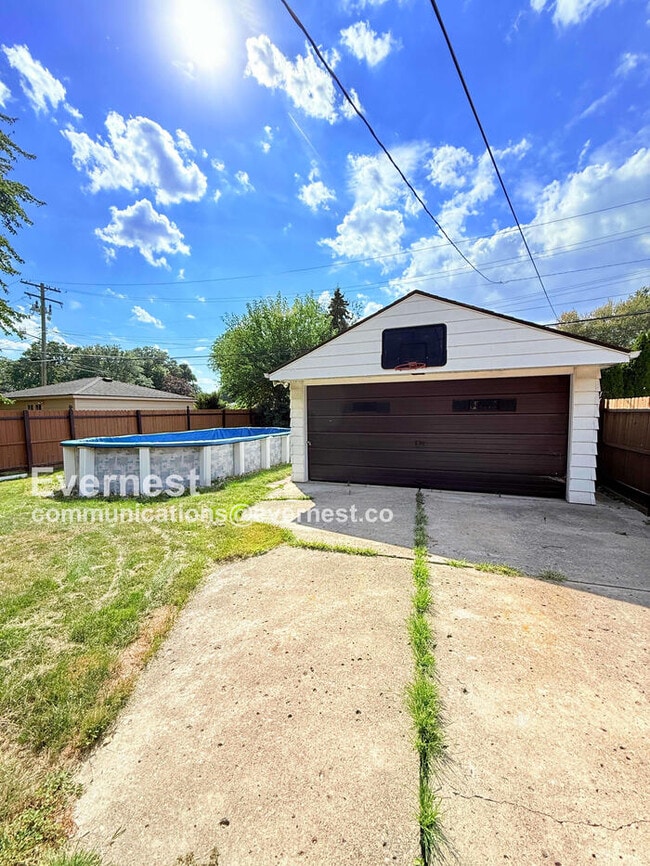 Building Photo - W/D Included! Single-Family Home w/ Centra...