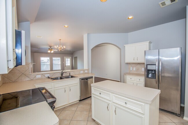 Building Photo - 26945 Kings Crescent Dr