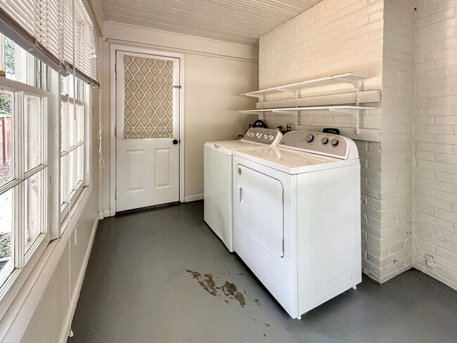 Building Photo - Fabulous Cape Cod in the West End!!  *MOVE...