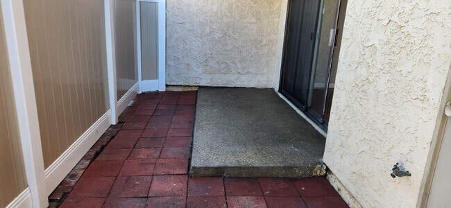 Building Photo - Great location!!!  3 bed 2 1/2 bath town h...
