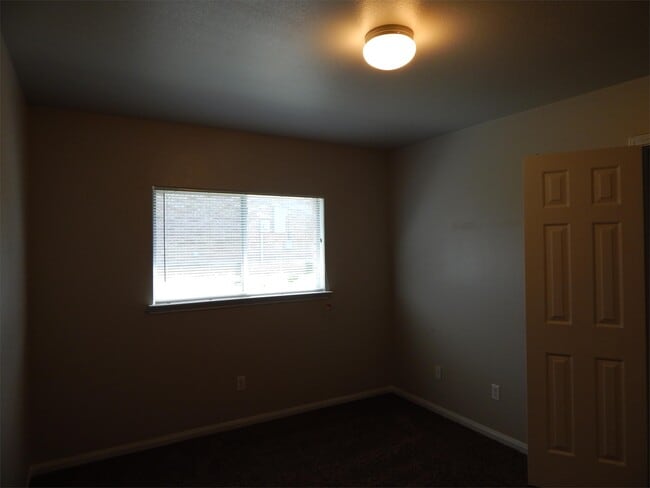 Building Photo - 601 Cattail Cir