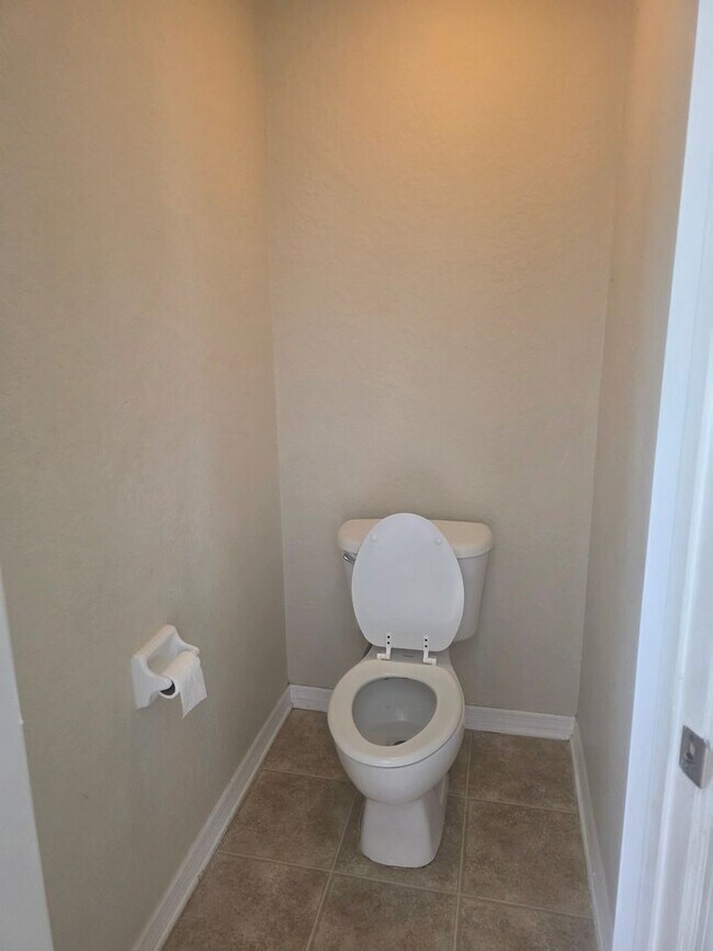 Building Photo - Large 4 bedroom 2 bath House