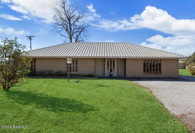 Primary Photo - 616 E Broussard Rd