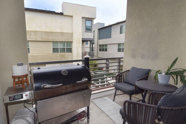 Building Photo - 1812 Mint Ter