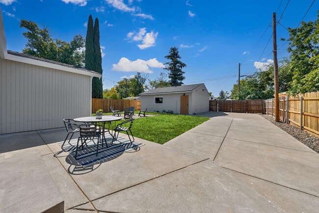 Building Photo - 424 Stanford Ave