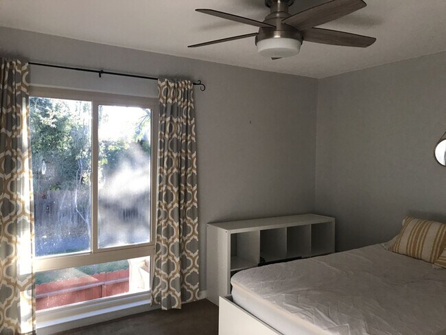 Building Photo - Beautiful Home in West Davis